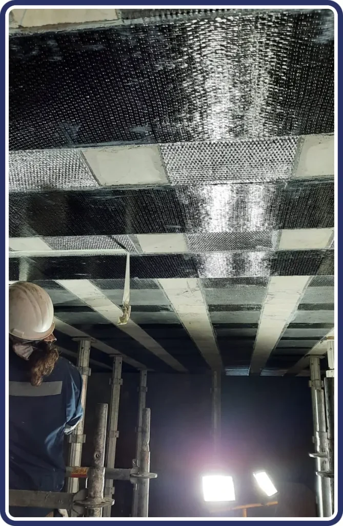 Operación de aplicación de fibra de carbono con resina epóxica como parte de preparación de sistema de refuerzo estructural.